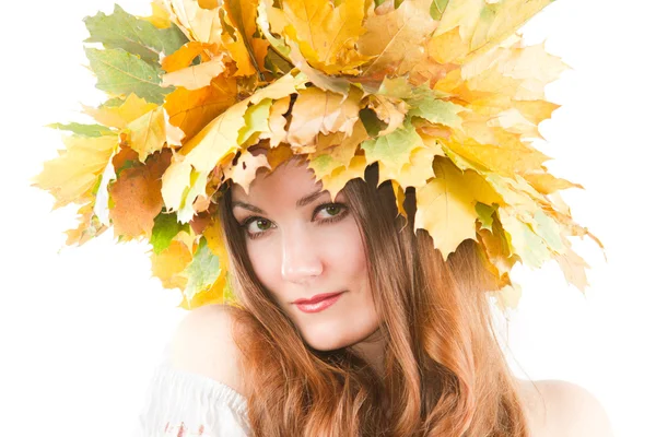Žena, krásný podzim. portrét dívky s podzimní věnec z javorového listí — Stock fotografie