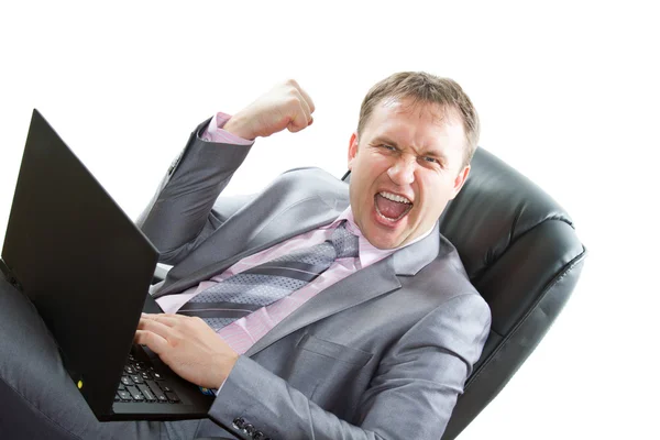 Succesvolle business man in een stijlvolle pak werkt laptop huilen op een geïsoleerde w — Stockfoto