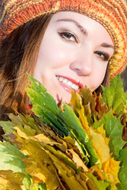 gülen kadın bere ile sonbahar doğa üzerinde bırakır. Bu seri daha