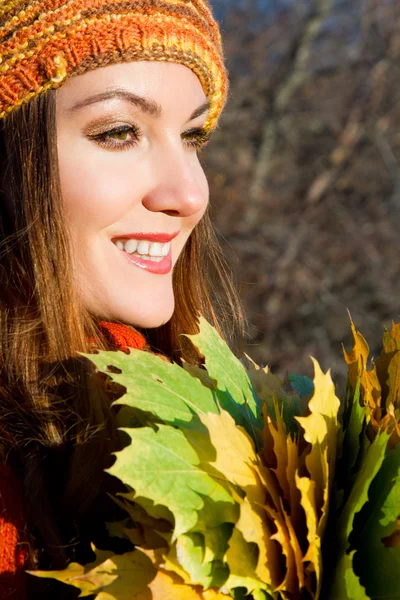 Gülen kadın bere ile sonbahar doğa üzerinde bırakır. Bu seri daha — Stok fotoğraf