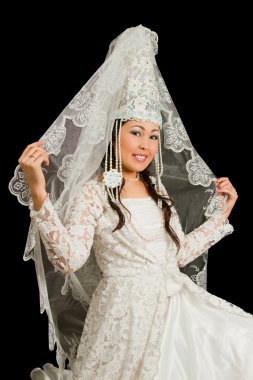 yüzünde, izole blac bir örtü ile giysi düğün beyaz kazak gelin