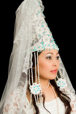 güzel bir kadın kazak Ulusal düğünde beyaz elbise üzerinde siyah bir arka