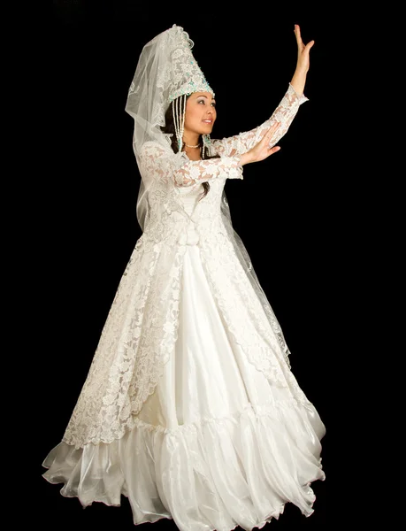 Hermosa mujer en el vestido blanco de boda nacional kazajo en una espalda negra — Foto de Stock