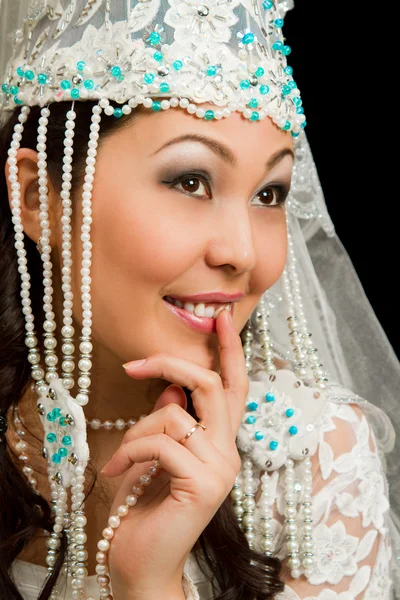 Kazakh bruid in nationale bruiloft witte jurk geïsoleerde zwarte achtergrond — Stockfoto