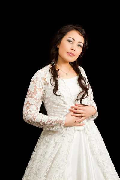 Mariée asiatique dans la robe blanche de mariage kazakh avec un voile sur le visage, isol — Photo