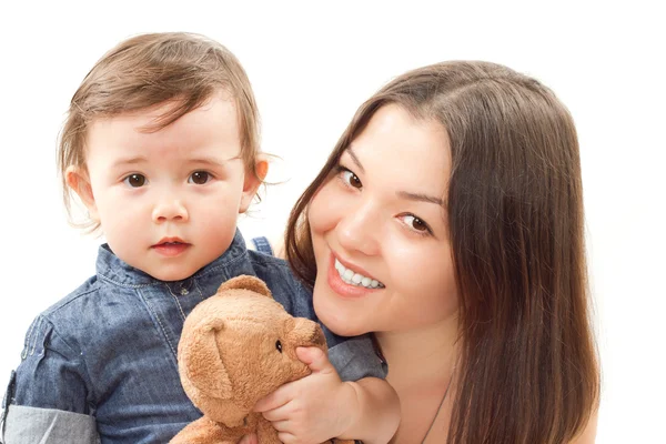 Feliz madre y niña con juguete osito de peluche sobre fondo blanco. La estafa — Foto de Stock