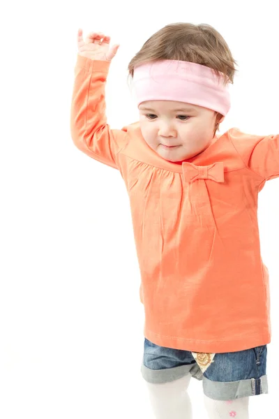 Αξιολάτρευτο μικρό κοριτσάκι με το παιχνίδι στο στούντιο, απομονώνονται σε λευκό backgro — Φωτογραφία Αρχείου
