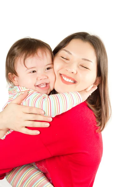 Feliz mamá y niña abrazando y riendo.El concepto de la infancia y f — Foto de Stock