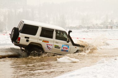 Almatı, Kazakistan - 11 Şubat 2012. off-road yarış jipler, festival, d