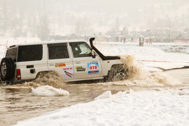 Almatı, Kazakistan - 11 Şubat 2012. off-road yarış jipler, festival, d