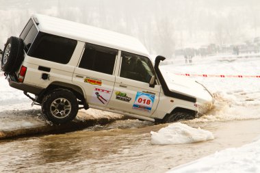 Almatı, Kazakistan - 11 Şubat 2012. off-road yarış jipler, festival, d