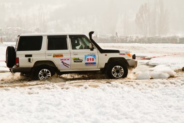 Almatı, Kazakistan - 11 Şubat 2012. off-road yarış jipler, festival, d