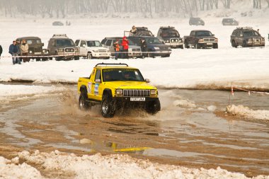 Almatı, Kazakistan - 11 Şubat 2012. off-road yarış jipler, festival, d