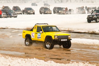 Almatı, Kazakistan - 11 Şubat 2012. off-road yarış jipler, festival, d