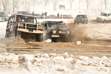 Almatı, Kazakistan - 11 Şubat 2012. off-road yarış jipler, festival, d