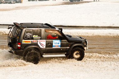 Almatı, Kazakistan - 11 Şubat 2012. off-road yarış jipler, festival, d