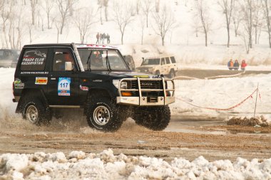 Almatı, Kazakistan - 11 Şubat 2012. off-road yarış jipler, festival, d