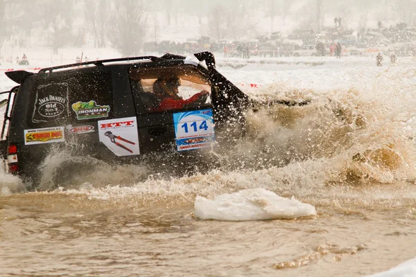 Almaty, Cazaquistão - 11 de fevereiro de 2012. Corridas off-road jipes, festival, d — Fotografia de Stock