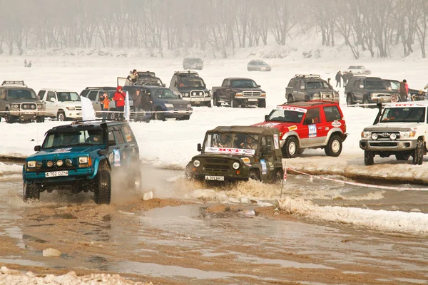 Новосибирск, Російська-11 лютого 2012 року. Позашляхові гоночні автомобілі Джипи, фестиваль, d — стокове фото