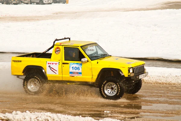 Almaty, Cazaquistão - 11 de fevereiro de 2012. Corridas off-road jipes, festival, d — Fotografia de Stock