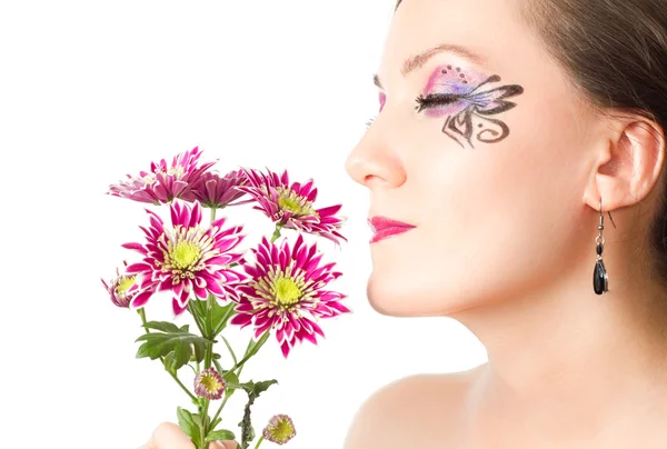 Pretty young woman with bodyart butterfly on face with flower chrysanthemu — Stock Photo, Image