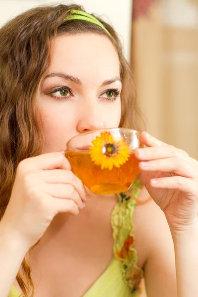 茶を食べるや飲み物の概念と若い美しい女性のポートレート — ストック写真