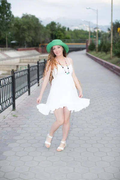 Closeup of Beautiful young woman in a hat outdoors — Stock Photo, Image