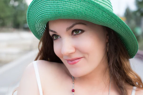 Närbild av vacker ung kvinna i en hatt utomhus — Stockfoto