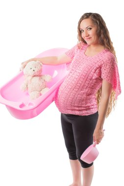 hamile kadın oyuncak oyuncak ayı beyaz arka planda con küvet ile banyo