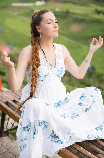 Mujer hermosa con el pelo largo meditando en la naturaleza de Almaty Joven wom —  Fotos de Stock