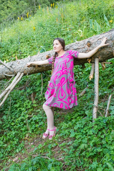 Mulher grávida feliz com grande barriga descansar sobre a natureza — Fotografia de Stock