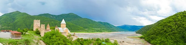 Panorama zamku z kościołem w regionie Kaukazu w pobliżu tbilisi, Gruzja — Zdjęcie stockowe