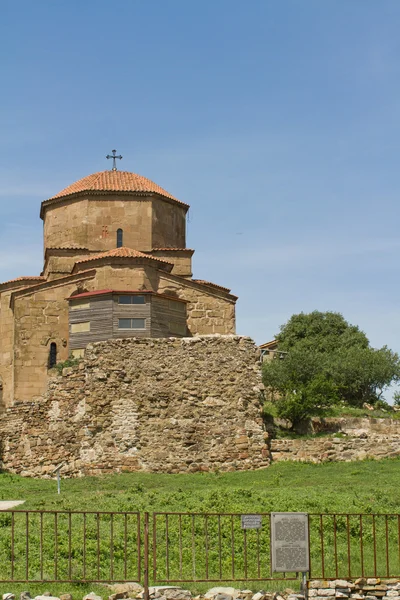 Panorama av georgiska ortodoxa kyrkan av 500-talet nära Mtscheta, jvar — Stockfoto