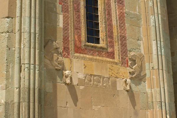 Fachada de la antigua iglesia ortodoxa de Jvari, Georgia — Foto de Stock