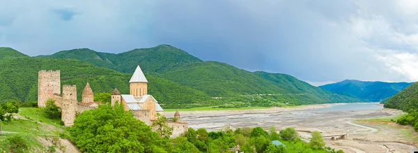 Panorama zamku z kościołem w regionie Kaukazu w pobliżu tbilisi, Gruzja — Zdjęcie stockowe