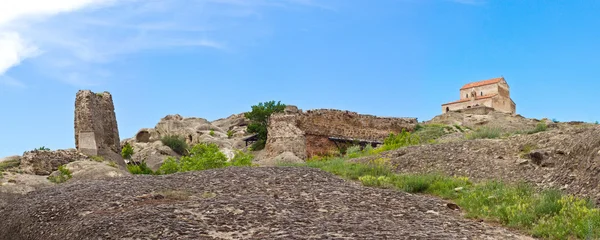史前遗址的窑洞镇 uplistsikhe 在高加索的全景 — 图库照片
