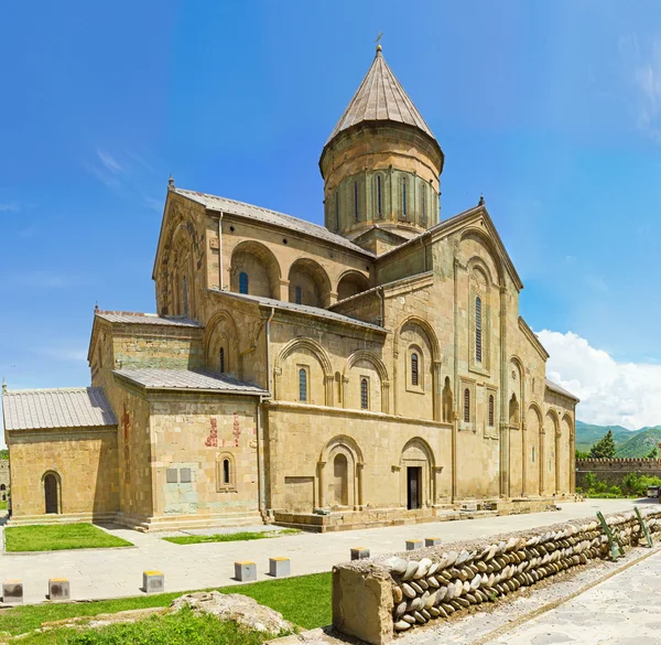 Panorama of old Orthodox cathedral in Mtskheta near Tbilisi - the most fam — Stock Photo, Image