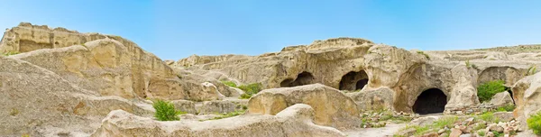 Caucas の洞窟住居の町ウプリスツィヘの先史時代の遺跡のパノラマ — ストック写真