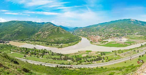 Panorama de montaña con campo verde y cielo azul Paisaje de verano en montaña —  Fotos de Stock