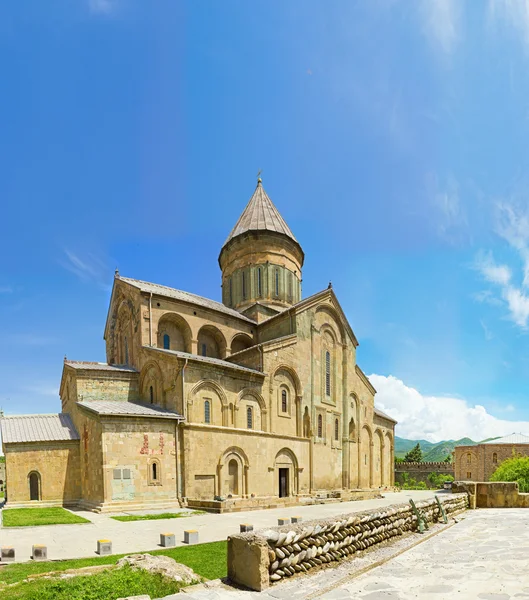 Mtsheta Tiflis - en fam yakınındaki eski Ortodoks katedrali Panoraması — Stok fotoğraf