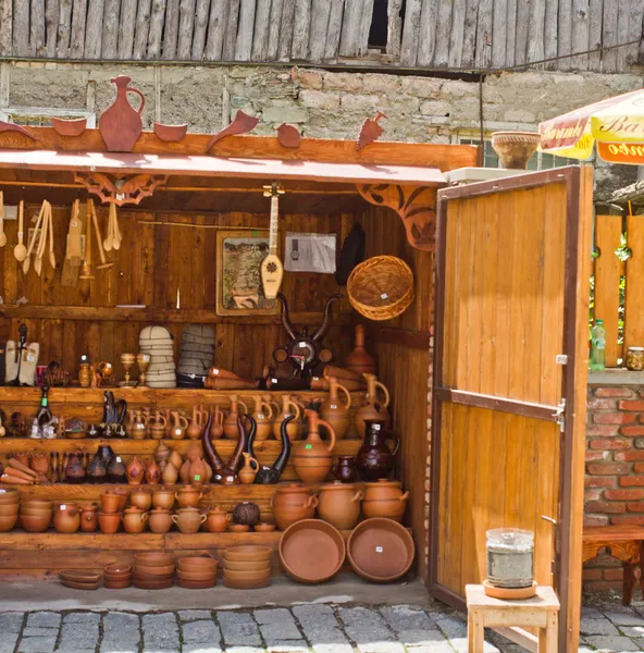 Schaufenster mit Keramik-Souvenirs auf dem Markt in Tiflis, Georgien — Stockfoto