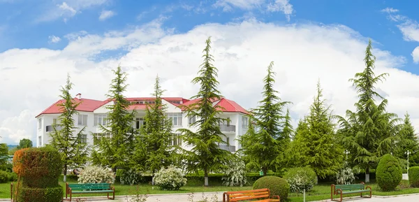 Naturpanorama und das Ferienhaus in Georgien — Stockfoto