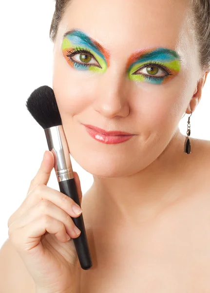 Portrait de jolie femme avec maquillage professionnel et brosse pour poudre, est — Photo