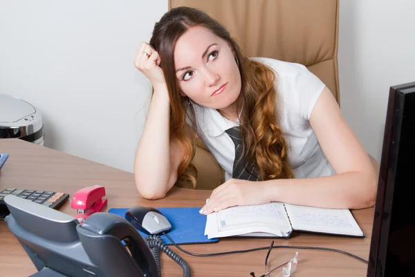 Donna d'affari stanca a fine giornata a una scrivania in ufficio — Foto Stock