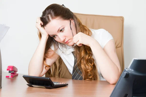 Geschäftsfrau müde am Ende des Tages am Schreibtisch im Büro — Stockfoto