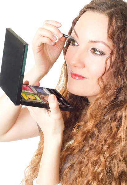 Belleza mujer hacer glamour maquillaje arco iris con cosméticos de colores en blanco b — Foto de Stock