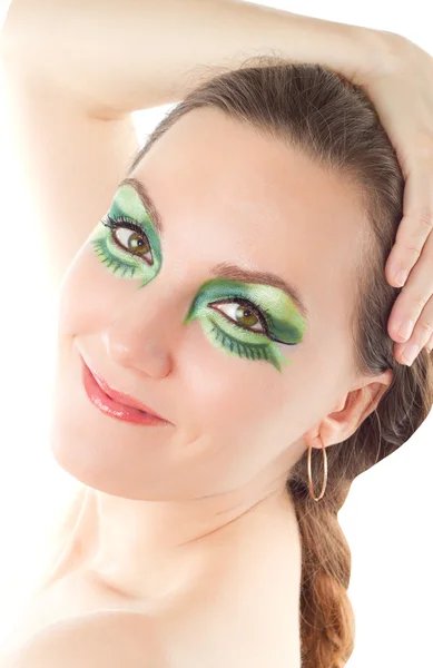 Junges Mädchen mit grünem Make-up und Mascara, isoliert auf weißem Hintergrund — Stockfoto