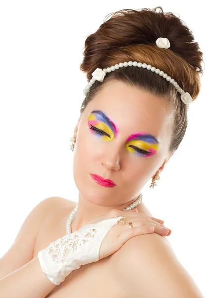 Mooie vrouw bruid met creatieve kapsel en make-up lange haren op witte achterkant — Stockfoto