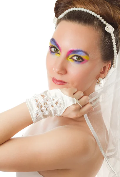 Hübsche Braut mit kreativem Make-up und langen Haaren auf weißem Rücken — Stockfoto