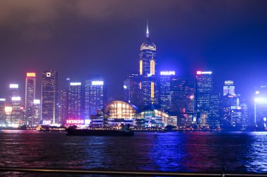 Yansımalı gökyüzü Hong Kong gece manzarası